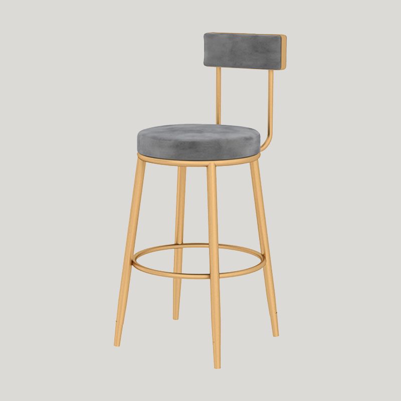 Taburete de bar con respaldo bajo y cojín de terciopelo estilo Glam, con patas de metal