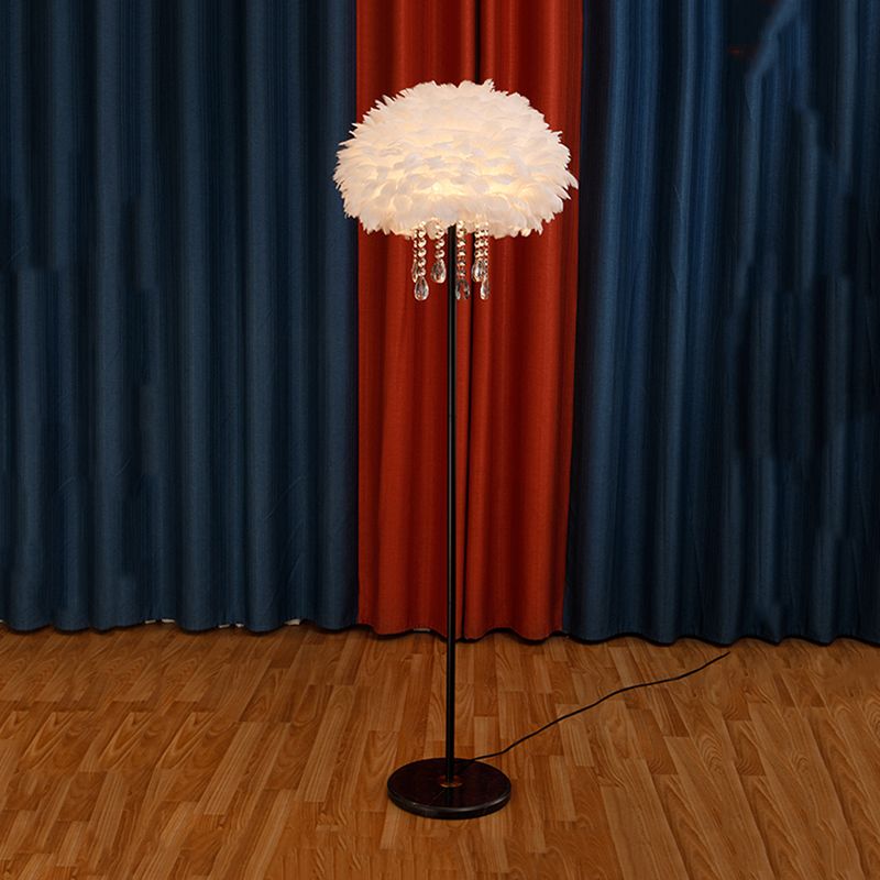 Luz de piso de bola de lámpara de lámpara de hierro simple moderna con sombra de plumas para dormitorio