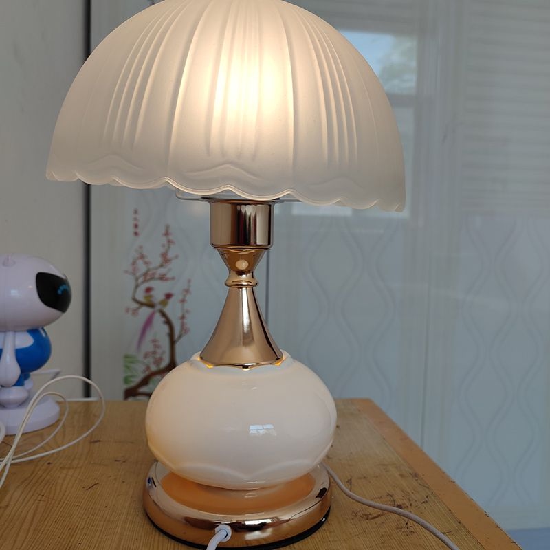 Minimalistische Kuppel Schattentischlampe Gefriertes weißes Glas 1 Kopf Wohnzimmer Nachtlicht