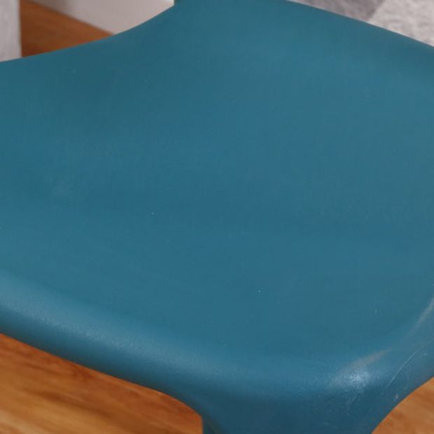 Silla de plástico moderna para interiores y exteriores, silla lateral de comedor apilable con respaldo abierto para el hogar con brazo