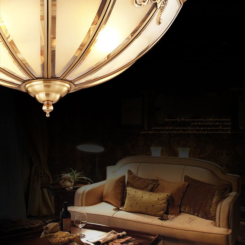 Traditionelle invertierte Nahe zur Deckenbeleuchtung Glasflushmount Beleuchtung in Brass