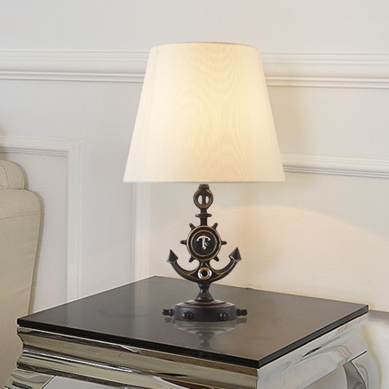 Lampada da tavolo a cono nautico in tessuto 1 luce per sala studio, illuminazione notturna con base di ancoraggio e piedistallo del timone in nero/blu
