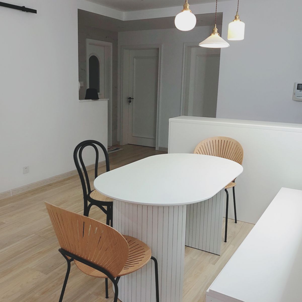 Mesa de comedor contemporánea de madera maciza mesa blanca de madera blanca con alto contenido de brillo para comedor