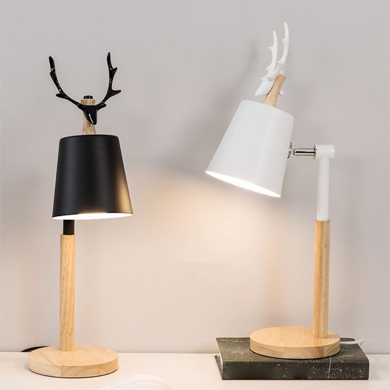 Lámpara de mesa de sombra cónica de metal nórdico de metal de 1 luz de la mesa del dormitorio con base de madera