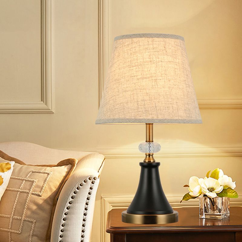 Lampe de table en métal simple moderne lampe en acrylique de forme de bouteille