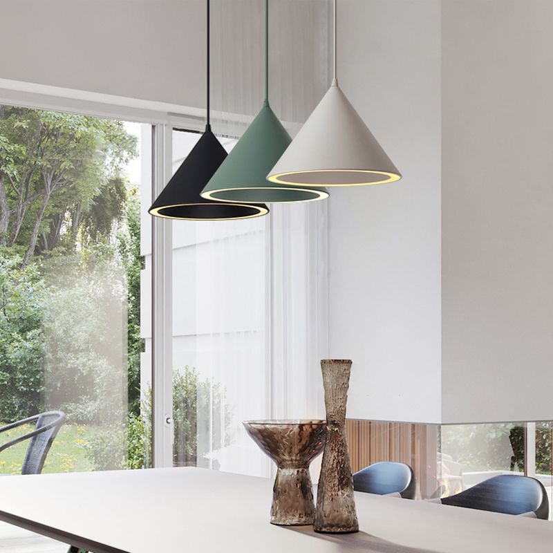 Forme de cône en métal Lumières suspendues modernes 1 Light Hanging Mount Fixture pour le restaurant