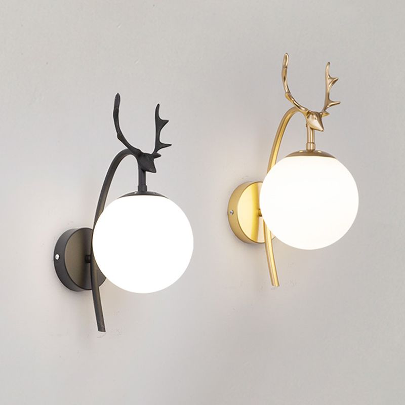 Lámpara de lámparas de apliques de pelota de vidrio de estilo simple Lámpara de pared de asta de una cabeza para dormitorio