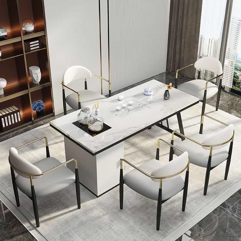 Mesa de comedor con encimera rectangular y tapa de piedra moderna con pedestal doble de metal