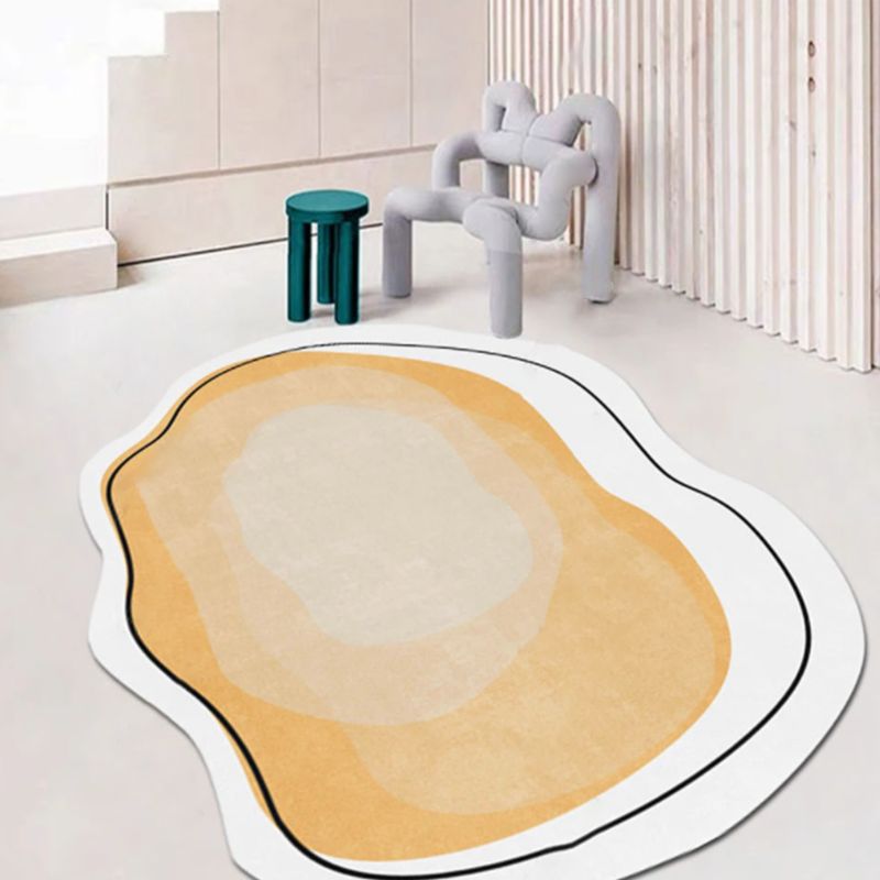 Tapis de salon jaune.