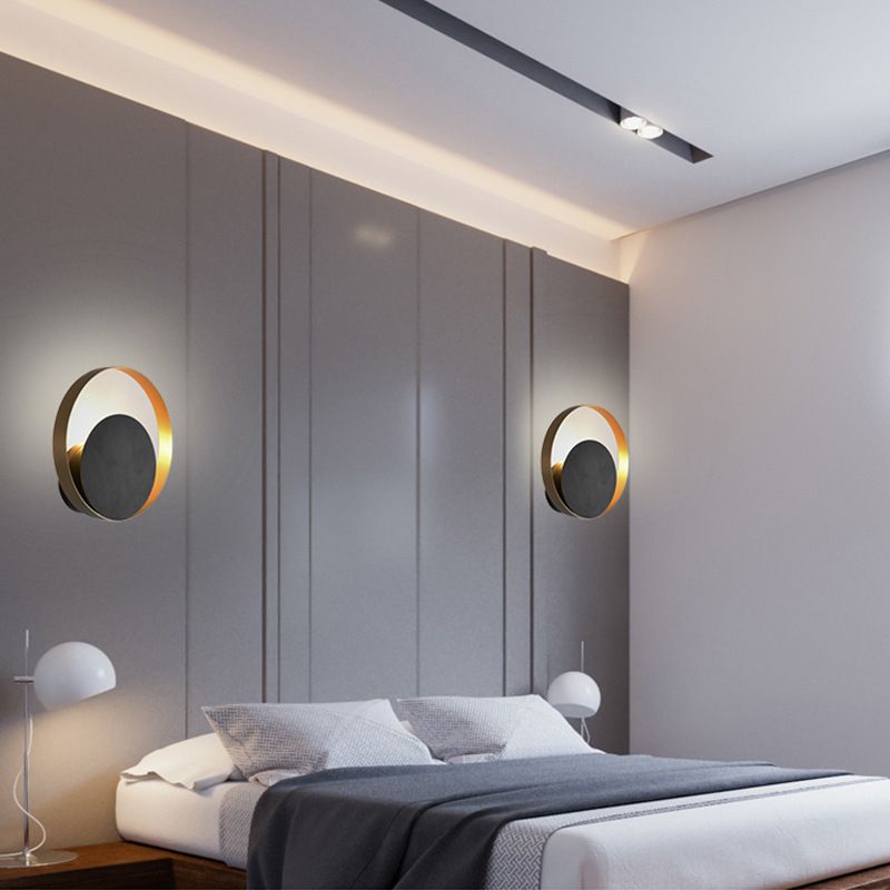 Luce di applique a parete rotonda post-moderna Luce a parete in metallo contratto per camera da letto