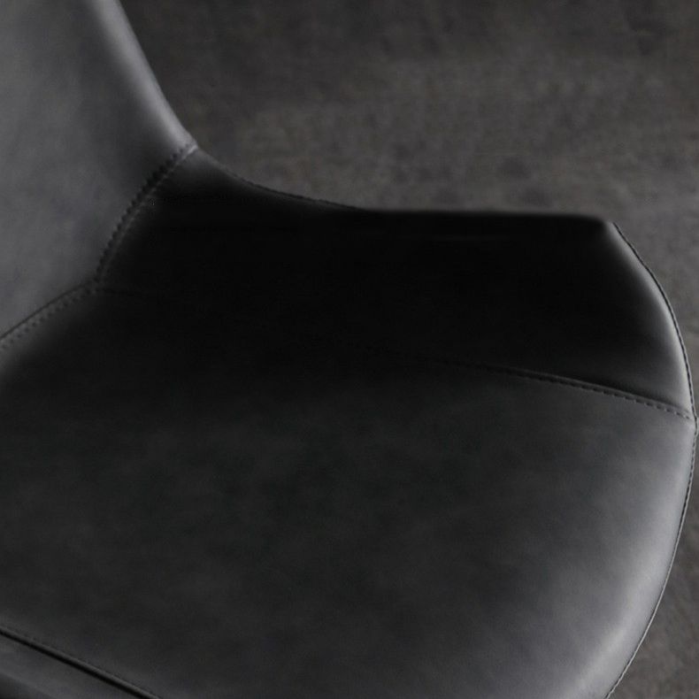 Silla auxiliar Brasserie de cuero moderna, silla de comedor con respaldo macizo y patas negras