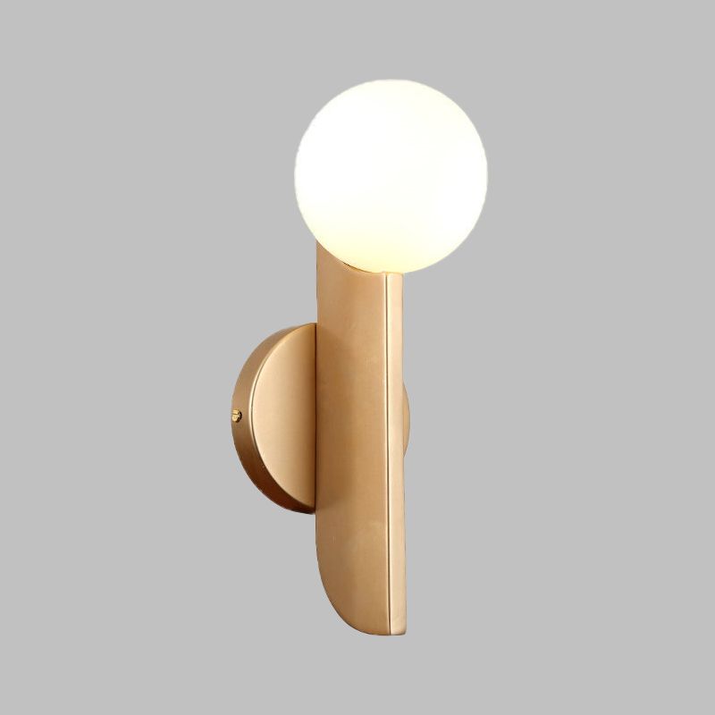 1 luce moderna per finitura in oro moderna a parete d'angolo leggero con sfera di vetro lattiginoso