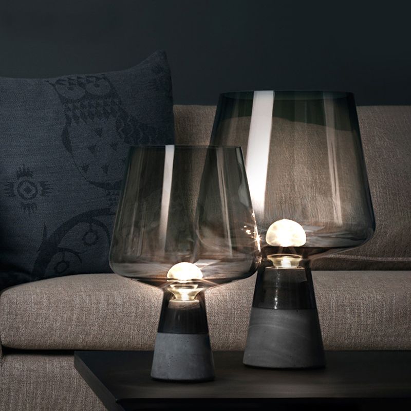 Lampada da comodino in vetro con lampada da tavolo affusolata ultramoderna per camera da letto