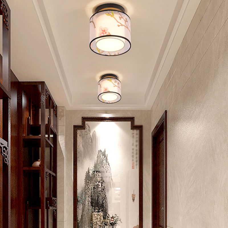 Traditionelle geometrische halbspüchen Deckenleuchte in der Nähe des Deckenlichts