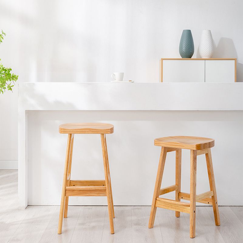 Moderner Barhocker aus Massivholz mit Sattelsitz, rückenfreier Innenhocker mit Holzbeinen