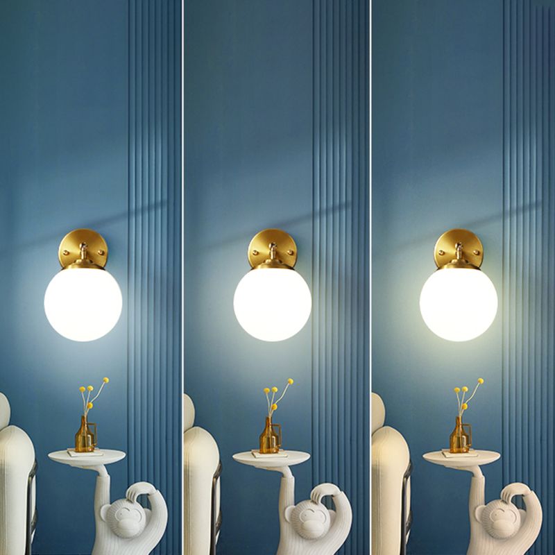 Gouden bol wandlantaarn in moderne eenvoud koper 1-licht wand sconce met matglasschaduw