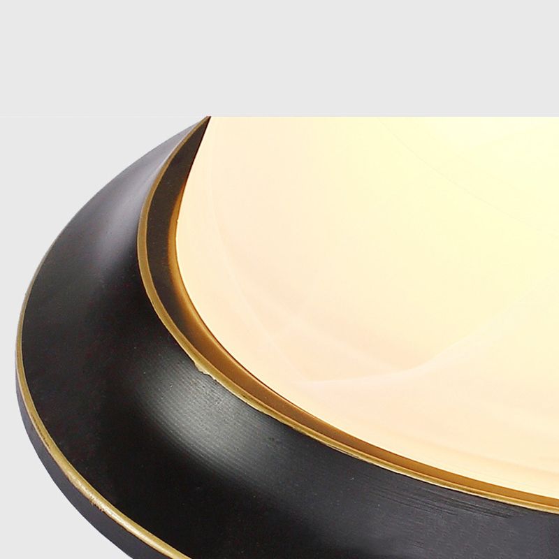 Kuppel-Unterputzleuchten. Traditionelle Deckenleuchten aus Glas für Schlafzimmer