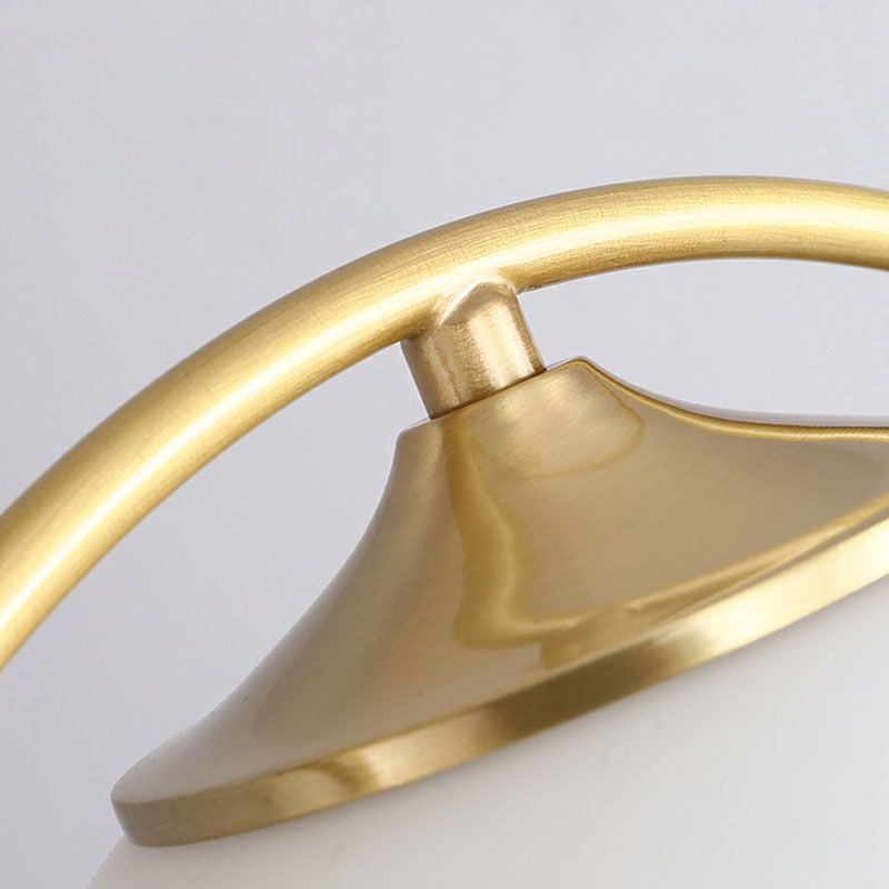 Gold Finish Crescent Flush Light Nordic 1 Kopf weißer Ball Glass Halbflush Deckenleuchte