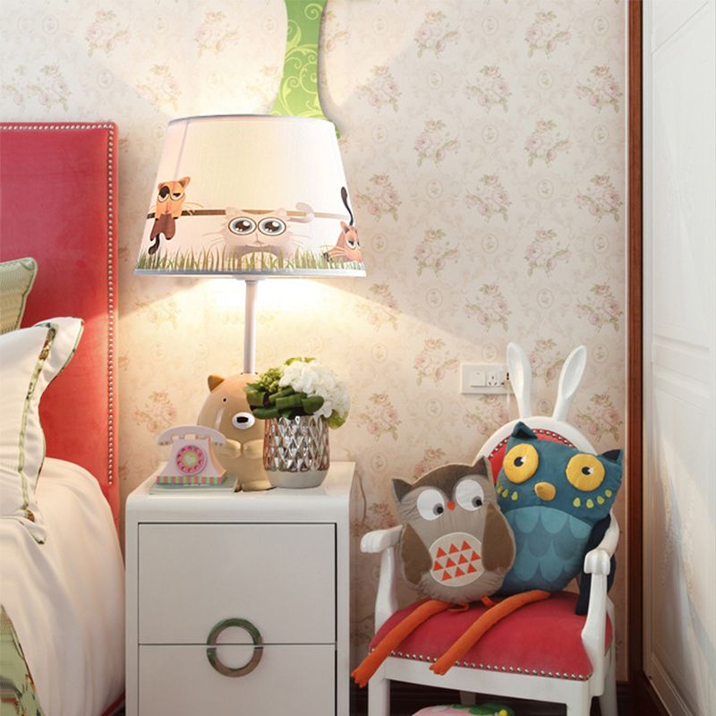 Nordic Empire Shade Table Light Fabric 1 Bulbo Lámpara de mesita de noche con figura