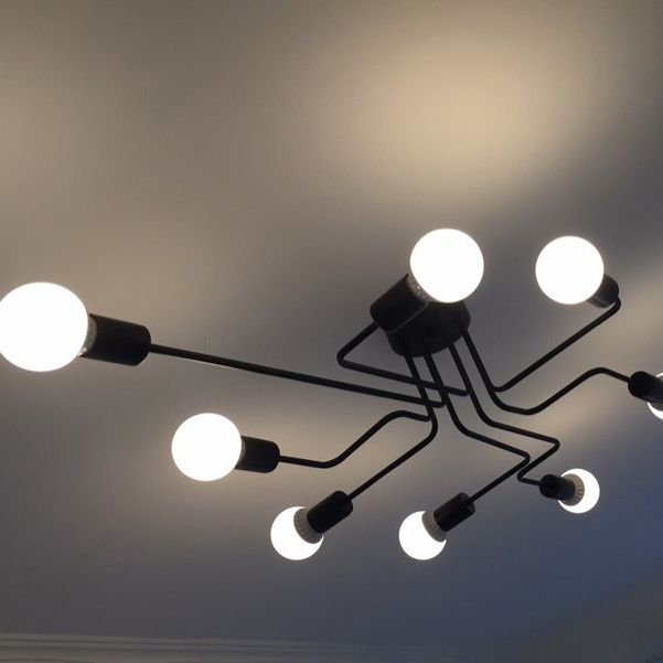 Luce di ferro industriale semi -ruscini di pistola nera vicino alla luce del soffitto