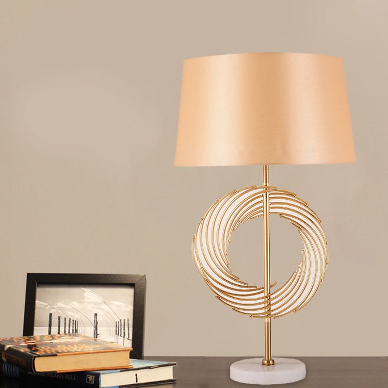 Lampada da scrivania per sala studio tamburo, tessuto vintage, 1 lampadina, lampada da comodino dorata con decoro ad anello