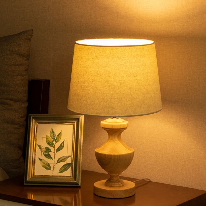 Lámpara de mesita de noche de forma de urna Luz de lectura de madera moderna 1 en beige con sombra de tela