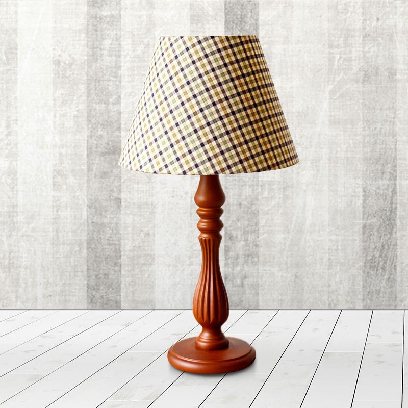 Lampe de bureau en forme de tonneau beige/beige/bleu foncé, tissu traditionnel, lampe de lecture à 1 lumière pour chambre à coucher avec base en bois