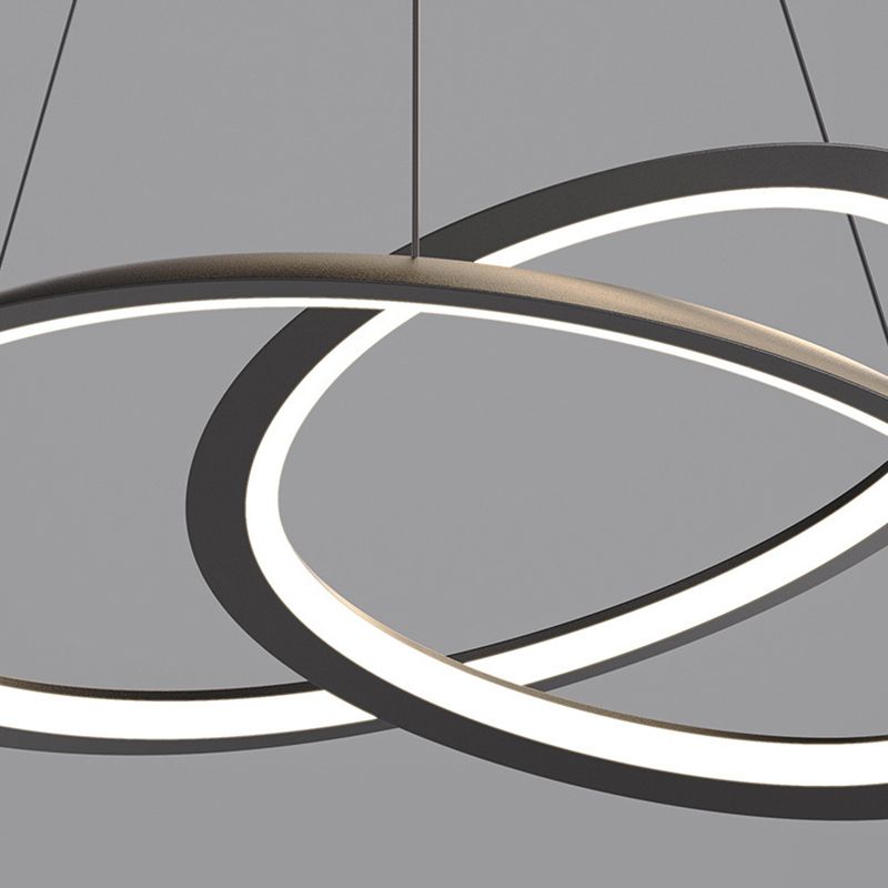 Luminaires suspendus contemporains en métal.