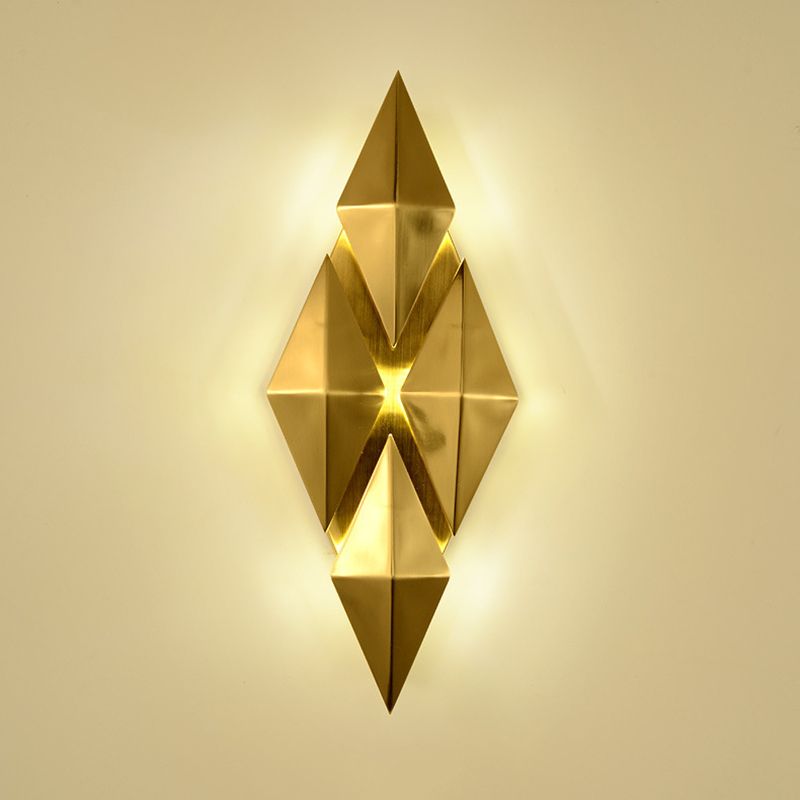 Luz de pared rómbica dorada en la moderna lámpara de pared de metal de electroplacas de estilo creativo para el dormitorio