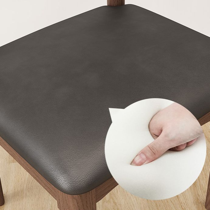 Sedie da pranzo in legno in stile contemporaneo.