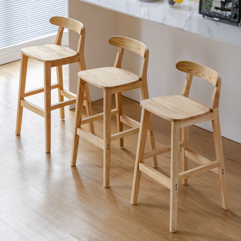 Tabouret de bar industriel à dossier bas en bois, haut et simple d'intérieur avec siège carré