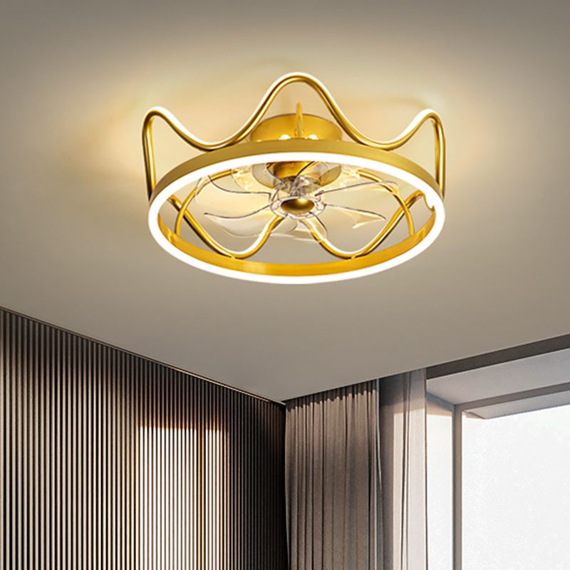 Crown Shape Dinging Sala de 7 cuchillas Ventilador colgante Lámpara Metálica Moderna LED Semi Flush en oro/negro, 22 "de ancho