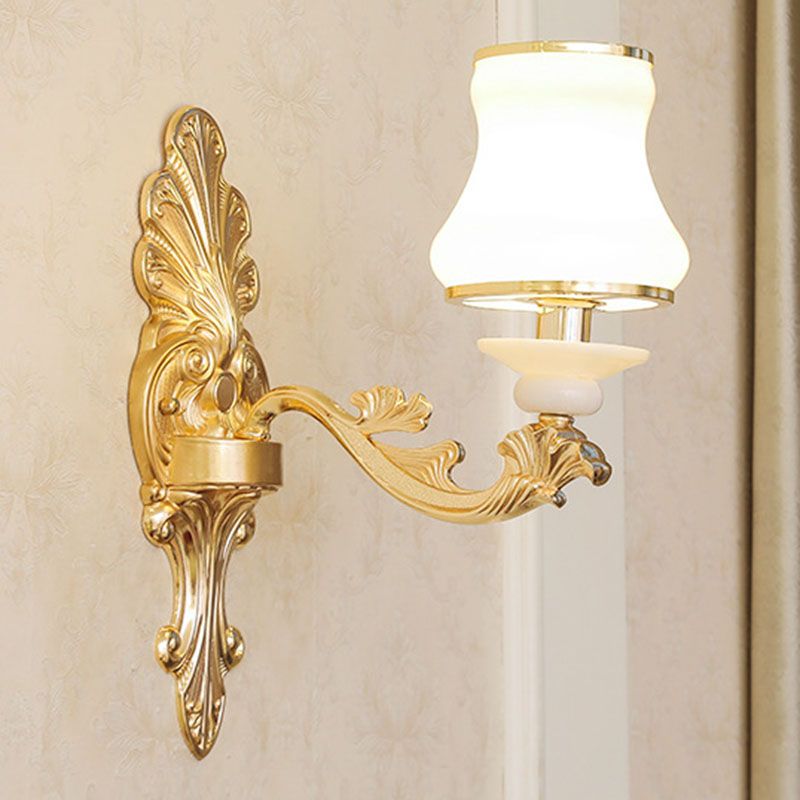 Lámpara colgante de la sala de estar del brazo curvo Luz de lámpara moderna con sombra de vidrio de ópalo de urna