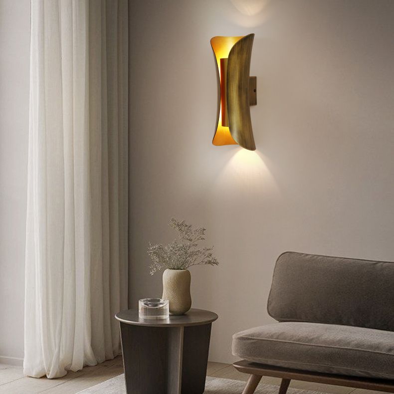 Lampada montata a parete curva Postmoderna semplicità lampada da monte in metallo per soggiorno