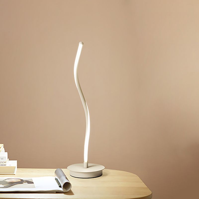 Éclairage de tâche LED noir / blanc en forme de ruban métallique avec piédestal rond