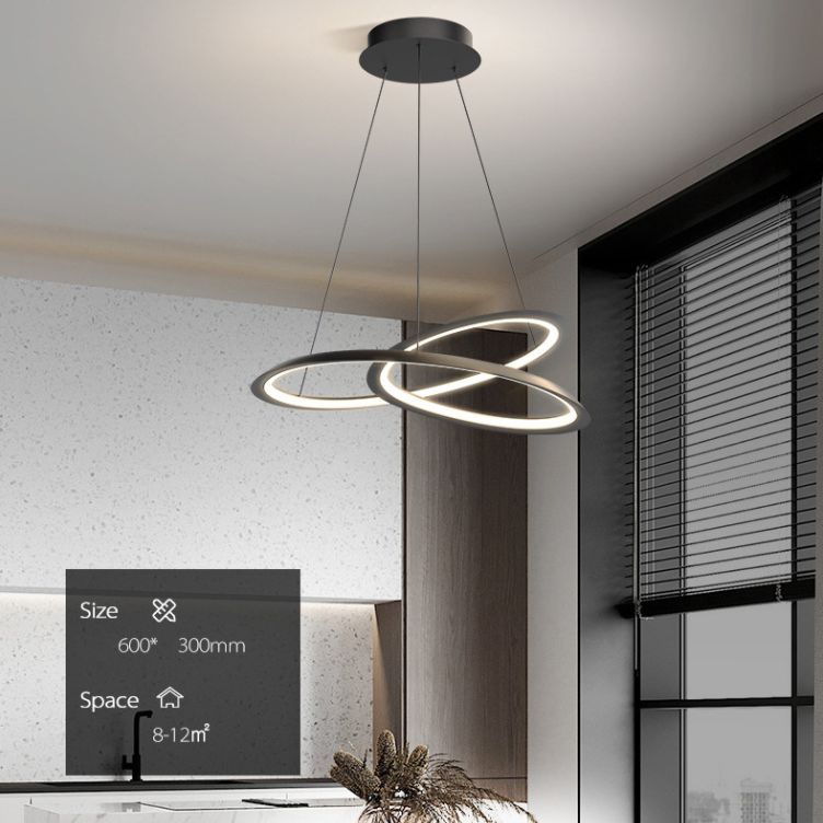 Luminaires suspendus contemporains en métal.