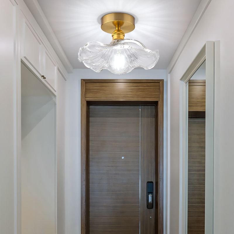Minimalistische halbbündige Deckenleuchte mit goldenem Blumenmuster und Glasschirm