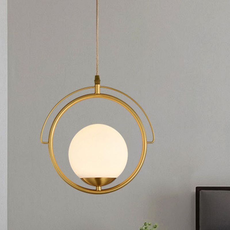 Messingring hängend Deckenleichte Postmoderne 1 Kopfmetall -Anhängerlampe mit Globe weißer Glasschatten