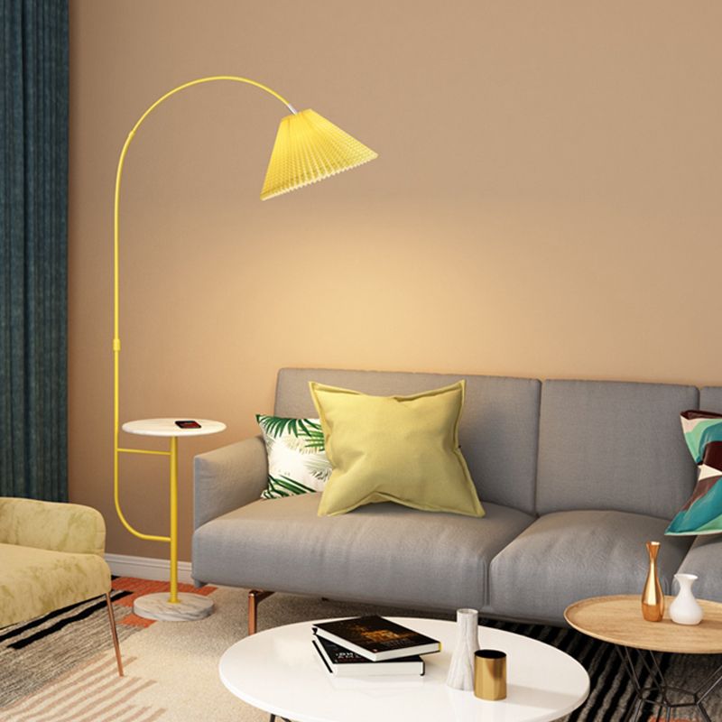 Lámpara de lectura de piso de metal moderna Luz de piso de 1 luz con escritorio para dormitorio