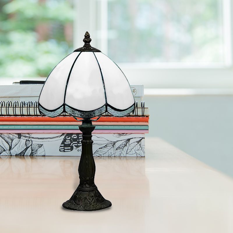 Traditional Scalloped Table Lighting 1 Light Stained Glass Indoor Lighting Fixture in Blue/White