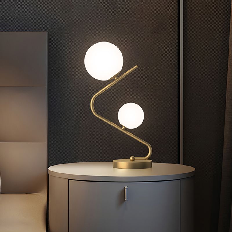 Gebogener Tisch Licht minimalistische Opalkugelglas 2-Bulb-Messing Nacht Stand Lampe für Schlafzimmer