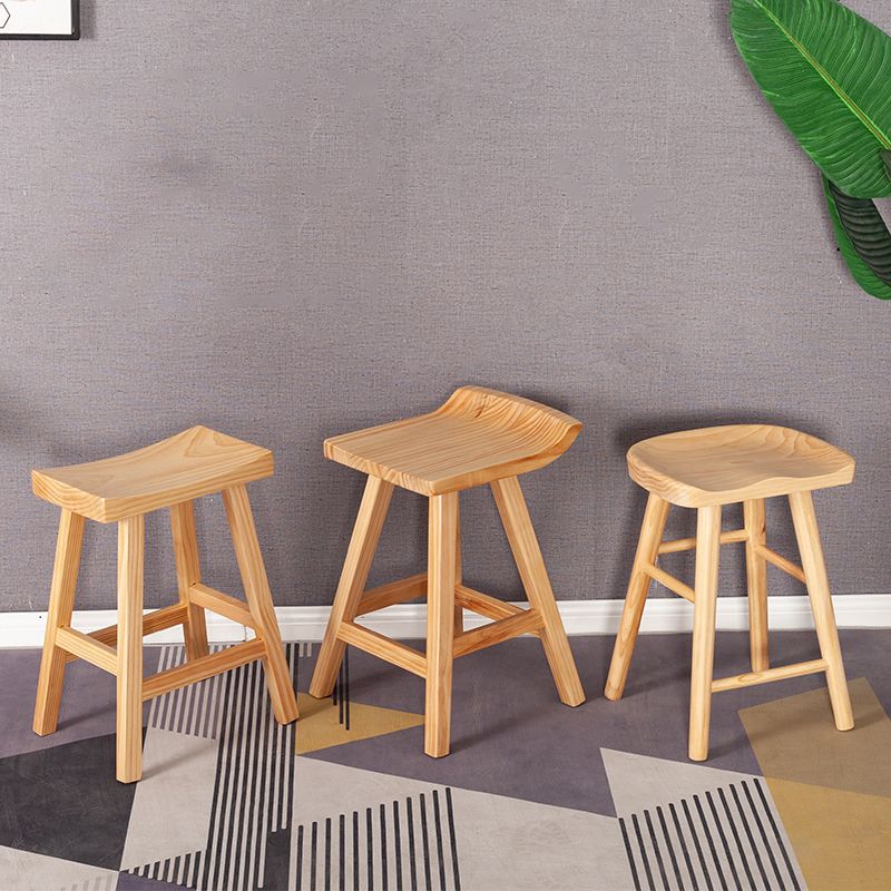 Zeitgenössischer klappbarer Barhocker aus massivem Holz für den Innenbereich mit Holzsitz und Fußstütze
