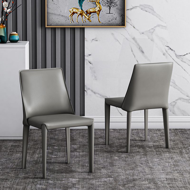 Silla lateral de cuero de hotel de estilo diseñador, silla de comedor con respaldo sólido y acabado mate