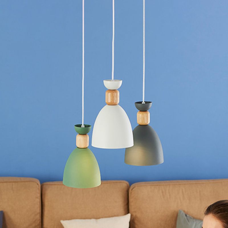 Weinbecher -förmiges multi -hunger -helles helles nordisches Metall 3 Glühbirnen weiße Hanglampe über Tisch