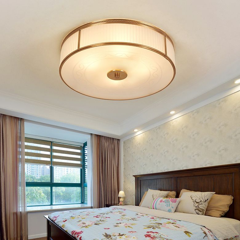 Plafonnier circulaire doré de style artistique colonial, plafonnier d'intérieur en cuivre avec abat-jour en verre