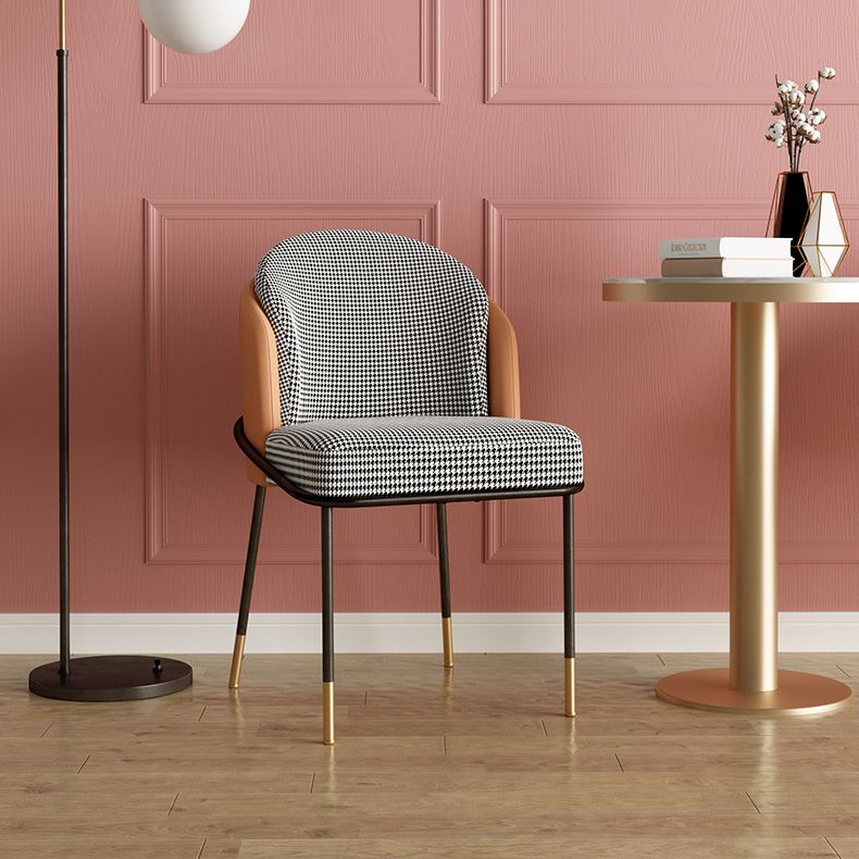 El comedor atractivo del metal del estilo preside la tela de lino sin brazos que cena la silla para el uso en el hogar
