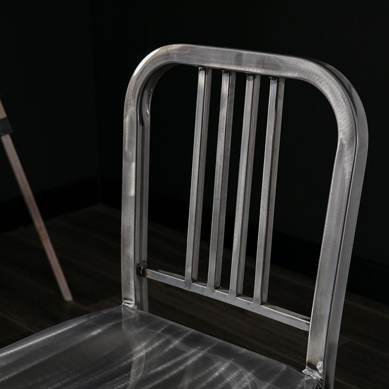 Chaise de salle à manger industrielle Windsor Back Side Atty avec des jambes en métal pour un usage domestique
