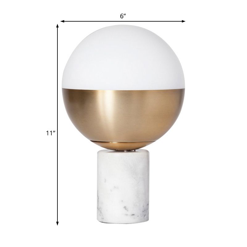 Lampada da tavolo da tavolo in ottone Orbita Modernismo Stile di vetro opale a 1 luce con base di marmo