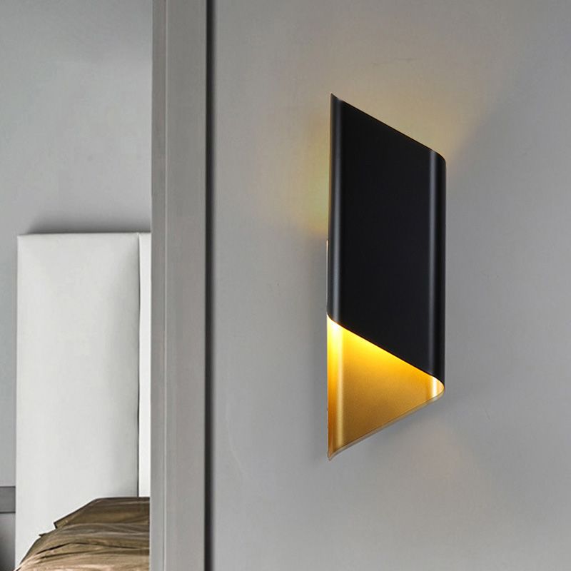 Lampada con applique a pancione curva in stile minimalista in metallo oro-nero montato a parete