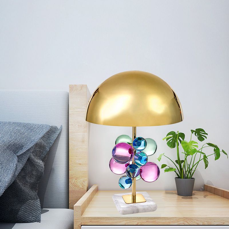 Lampada da tavolo a bolle di cristallo colorato Mid Century Creative a 1 luci a 1 luci con la cupola oro paralume